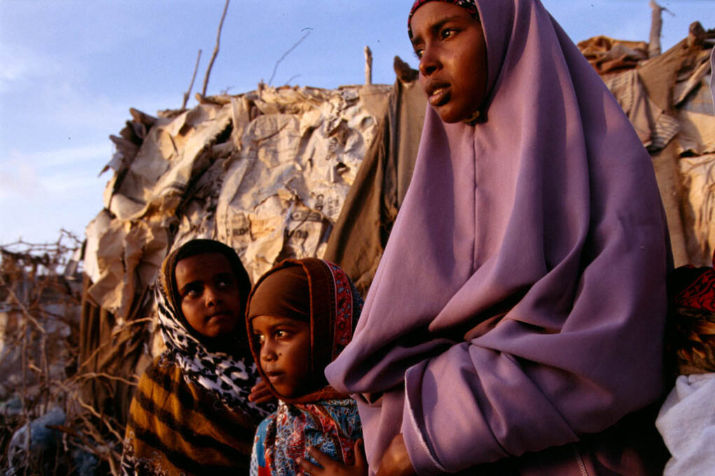 In Somalia nei campi per sfollati, donne e bambini soffrono pesantemente la mancanza di risorse basilari. Donne e bambini sono anche estremamente vulnerabili a forme di violenza e sfruttamento.