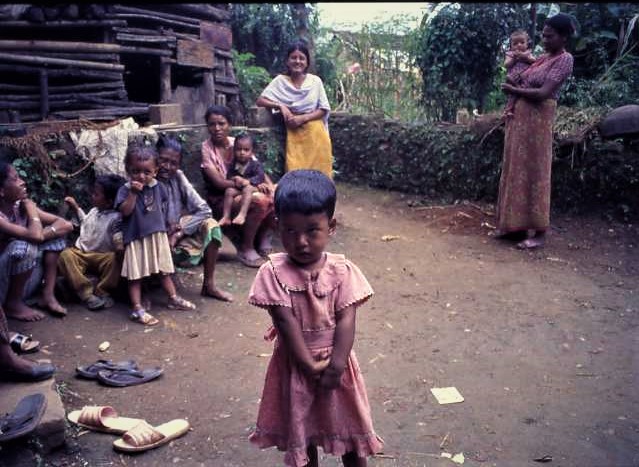“Sviluppo dell’attività in favore dei bambini vaganti nella strada in Nepal, attraverso il potenziamento della Organizzazioni di base CBR in Bhaktapur in collegamento con il CWIN in Kathmandu” è stato attuato dal 1995 al 1998.