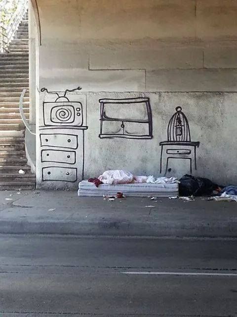 L'intervento nasce per individuare e attivare dei percorsi di sostegno per le persone vulnerabili che vivono in strada, italiane e straniere, rafforzando la rete di supporto tra gli attori presenti sul territorio.